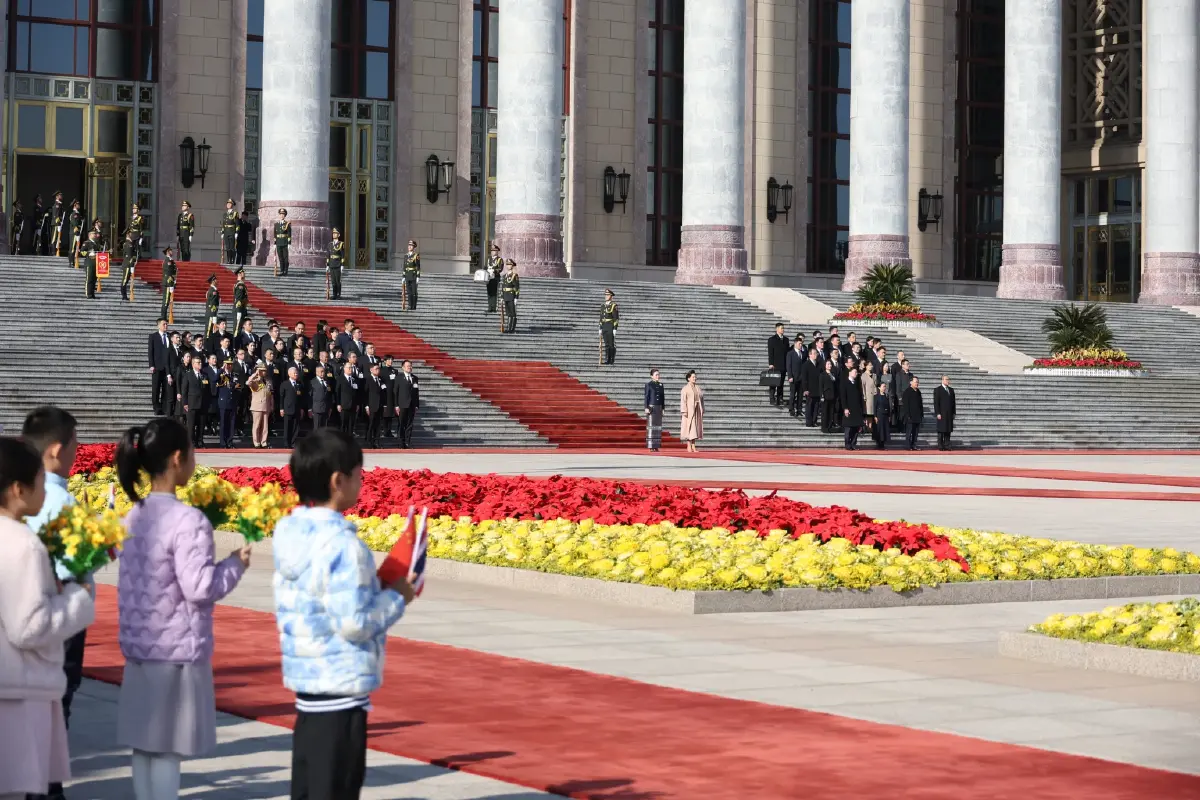 ในหลวง-พระราชินี เสด็จฯ มหาศาลาประชาชน สี จิ้นผิง-ภริยา เฝ้าฯ รับเสด็จ