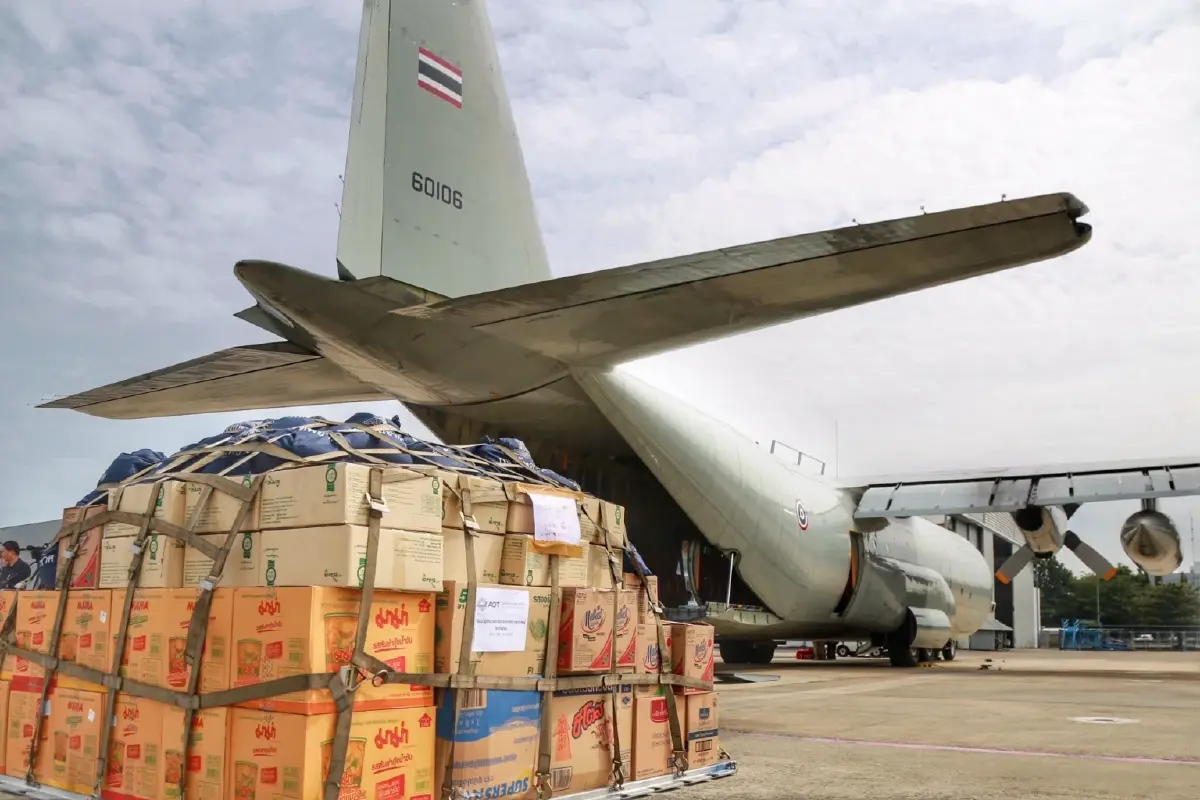 ส่งด่วน! บินลุยฝ่าพายุทะลุฝน ส่งเวชภัณฑ์ลงสู่ภาคใต้เร่งด่วน