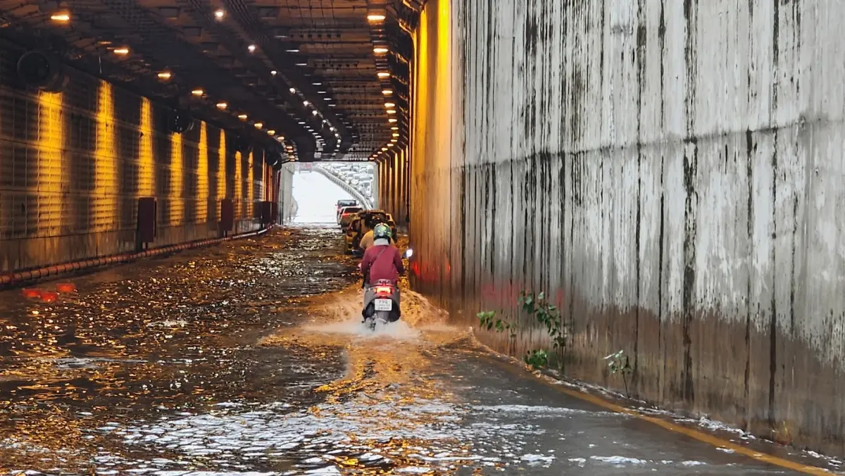 กระทบมาก ปิดถนน อุโมงค์ทางลอด ถนนเลียบทางรถไฟ น้ำท่วมสูงอยู่