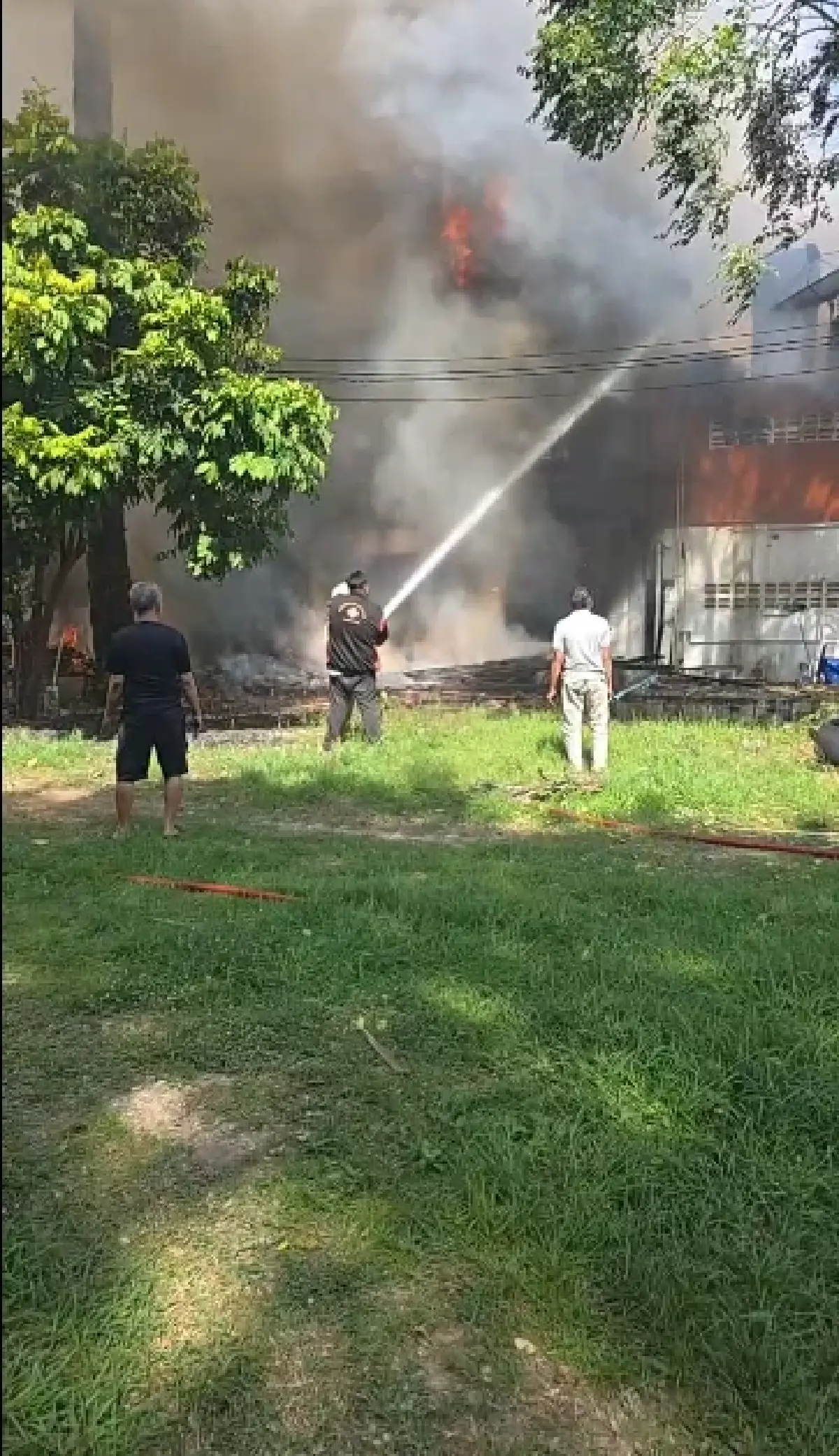 ด่วน! ไฟไหม้วัดดัง เพชรบุรี ต้นเพลิงเป็นกุฏิพระ อาคารไม้ทั้งหลัง