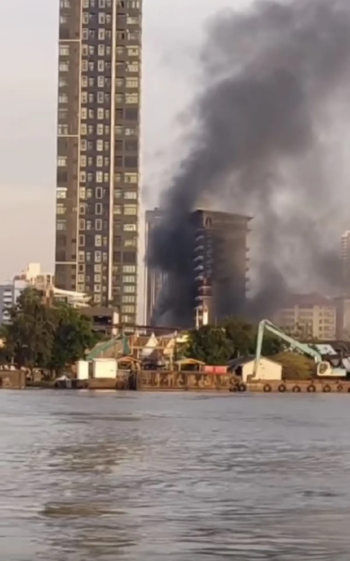 เหตุระทึก! ไฟไหม้อู่ซ่อมรถ ควันดำพวยพุ่ง เจ้าหน้าที่เร่งฉีดน้ำสกัดเพลิง