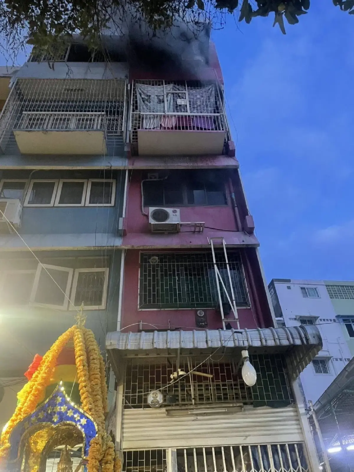 ด่วน! ไฟไหม้อาคาร ใกล้ปากคลองตลาด เพลิงโหมหนัก มีคนบาดเจ็บ