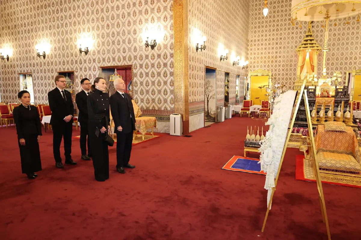 เจ้าชายแห่งราชรัฐลิกเตนสไตน์ ทรงวางพวงมาลาถวายราชสักการะพระบรมศพ พระพันปีหลวง