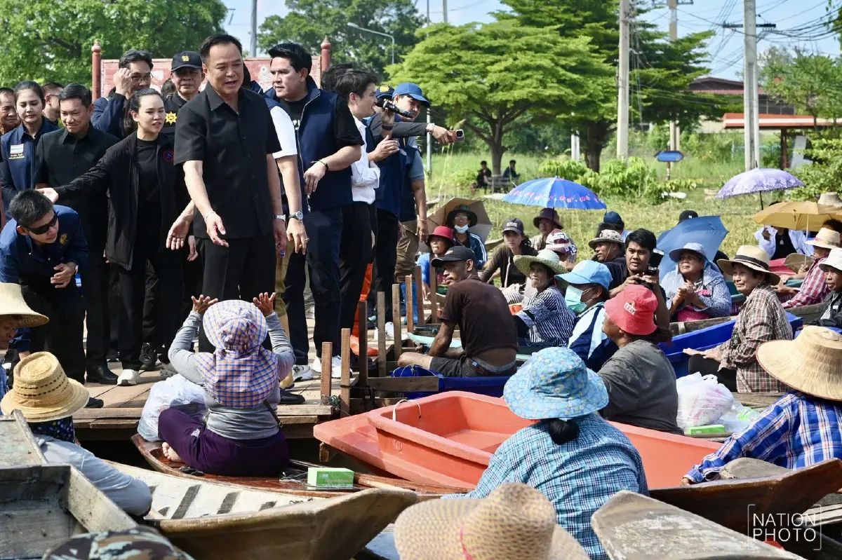 อัปเดต 'น้ำท่วมอยุธยา' ชาวบ้าน ต.หัวเวียง พายเรือมารอต้อนรับ นายกฯ ลงพื้นที่