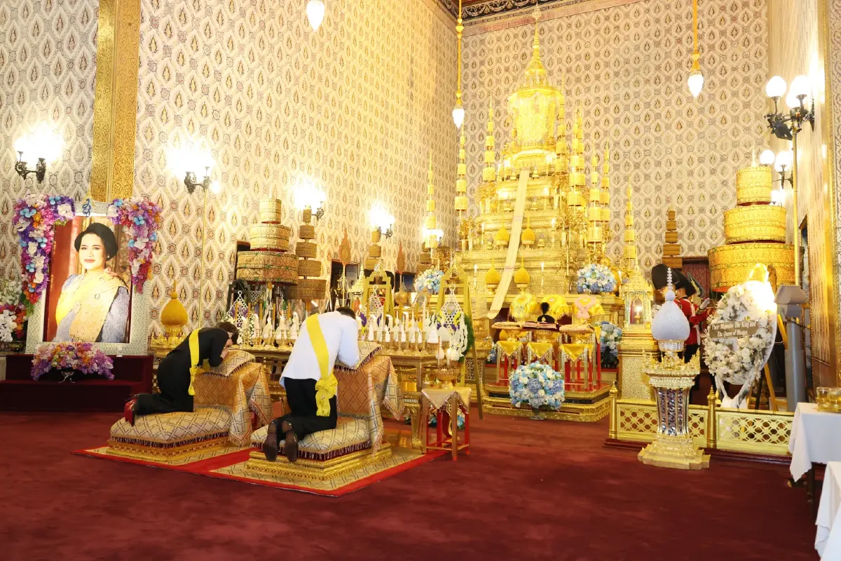 ในหลวง-พระราชินี ทรงบำเพ็ญพระราชกุศลปัณรสมวาร 15 วัน ถวายพระบรมศพ พระพันปีหลวง