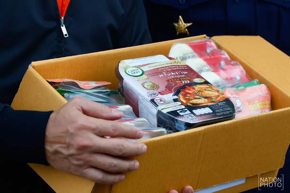 ทอ. รับมอบสิ่งของ มูลนิธิอาสาเพื่อนพึ่ง (ภาฯ) ส่งต่อช่วยน้ำท่วมภาคใต้