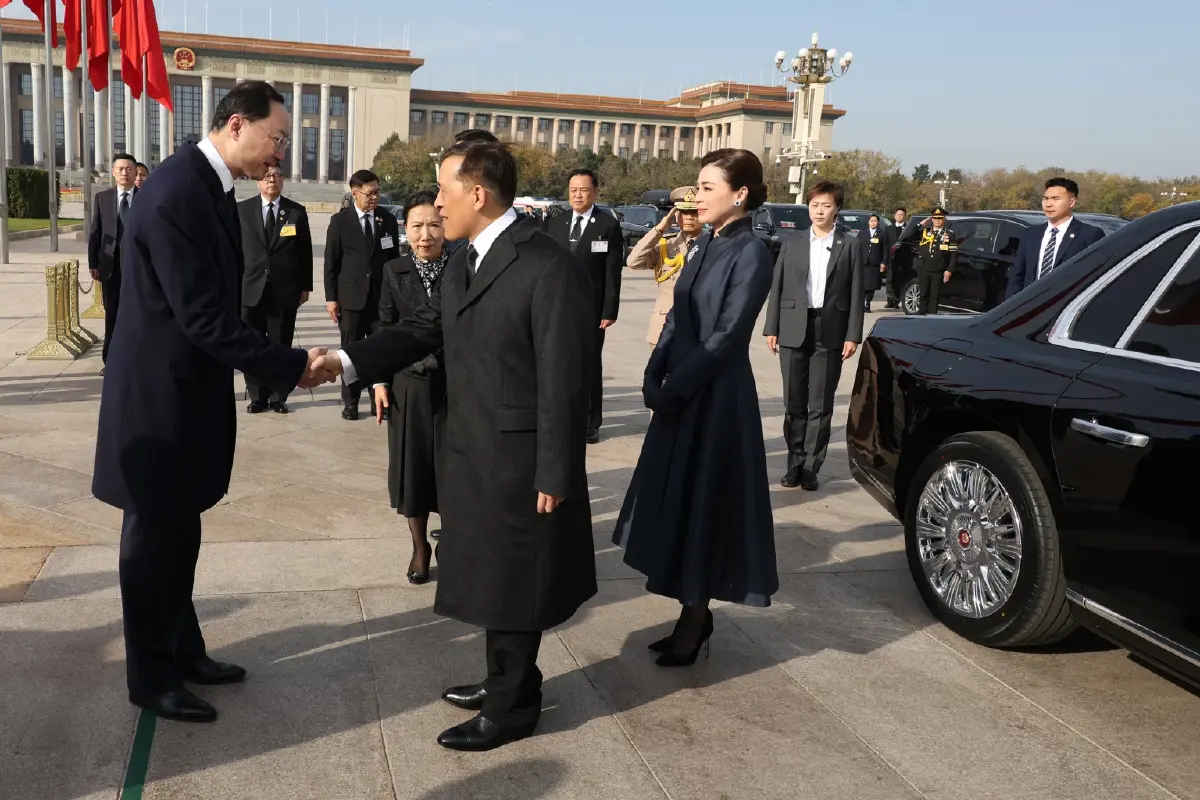 ในหลวง พระราชินี เสด็จฯ ทรงวางพวงมาลา ณ อนุสาวรีย์วีรชน จัตุรัสเทียนอันเหมิน