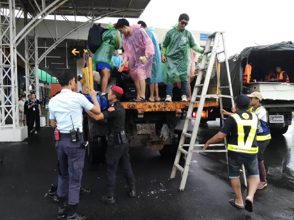 กรมทางหลวง สั่งด่วน! จัดรถ 6 ล้อ รับ-ส่งฟรี 24 ชม. สู้ภัยน้ำท่วมใต้