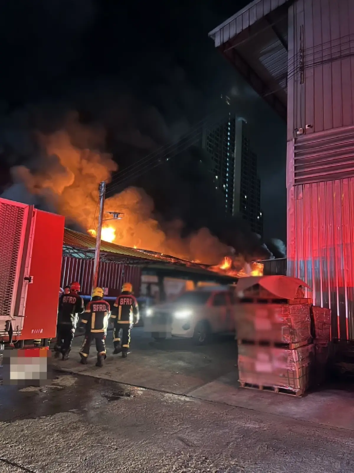 คืบหน้า ไฟไหม้โกดังสินค้า ราษฎร์บูรณะ 29 เกิดหลังคายุบตัวลงมาอีก