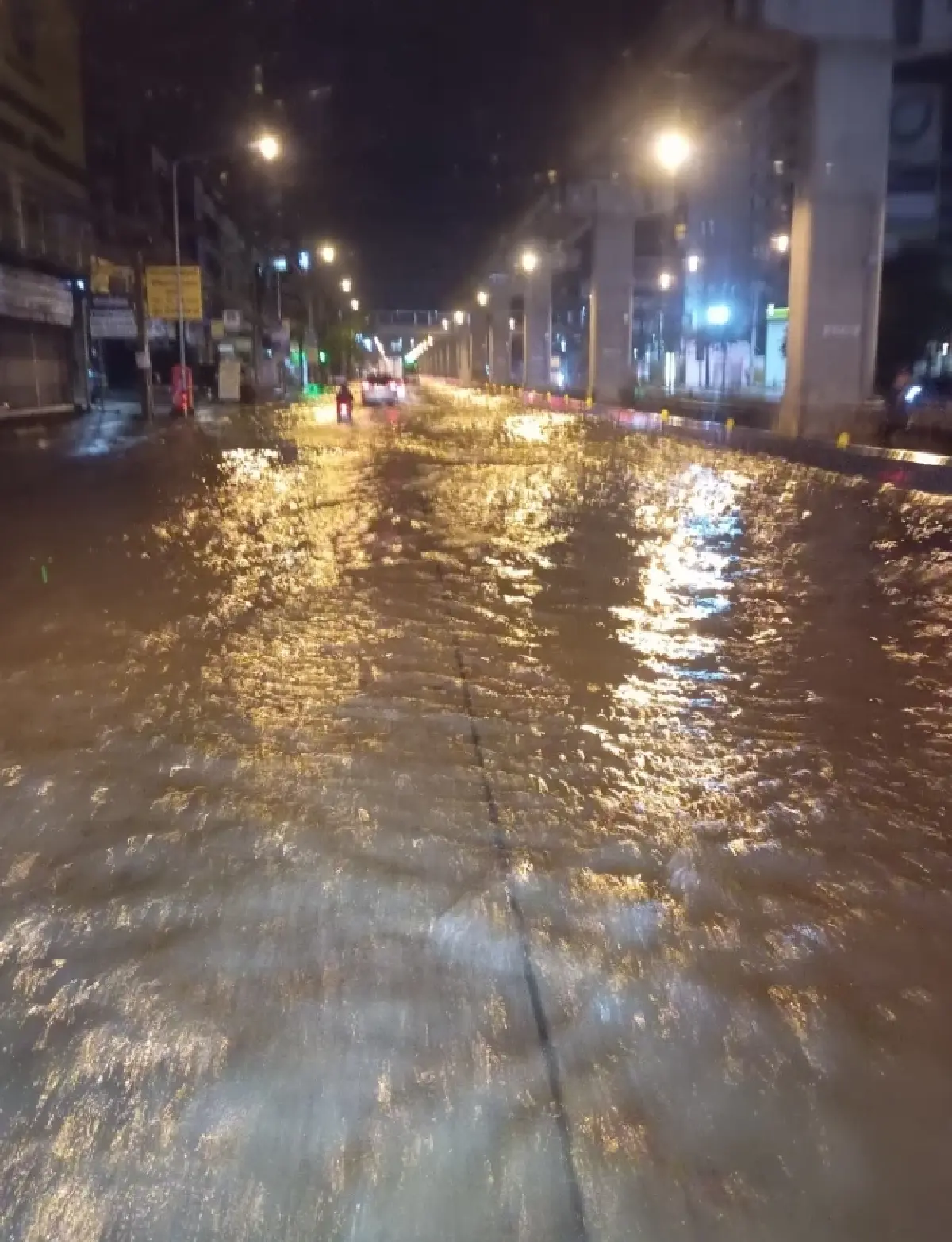 เช็กเส้นทางรถติด น้ำท่วมกรุงเทพ น้ำลดหรือยัง วันทำงาน ไปโรงเรียน