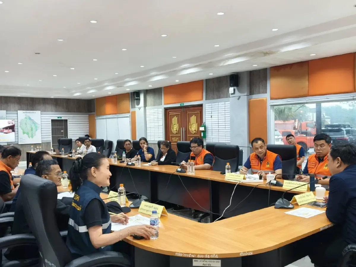 ปภ. นำทีม ตั้งกองอำนวยการส่วนหน้า ระดมรถ เรือ และ ฮ. KA-32 ช่วยน้ำท่วม