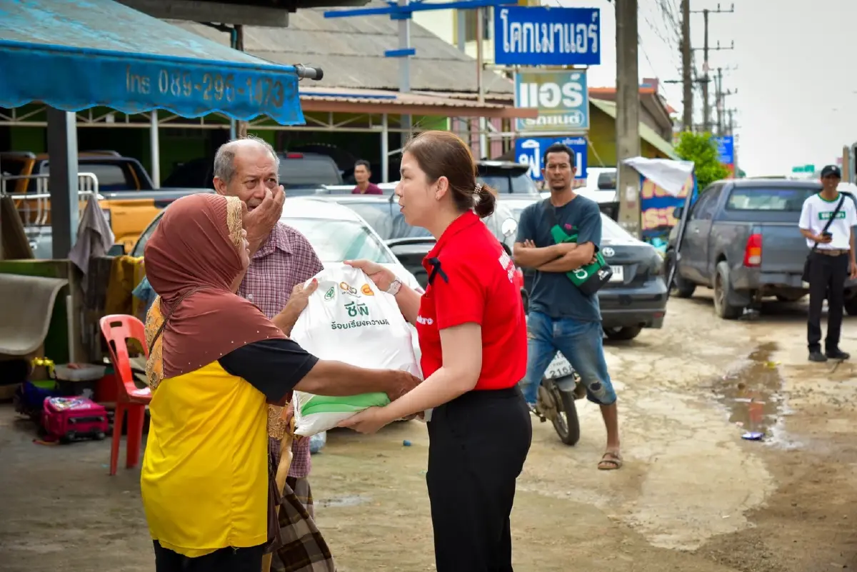 ซีพีอาสา ลุยหนุนโรงครัวกว่า 55 จุด พร้อมกระจายถุงยังชีพช่วยชาวใต้