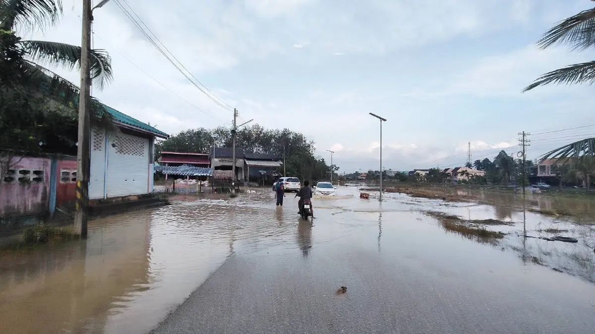 เตือนน้ำท่วมจะนะ หลังน้ำลด ถนนหลุดร่อนเกลื่อน เดินทางให้ระวัง
