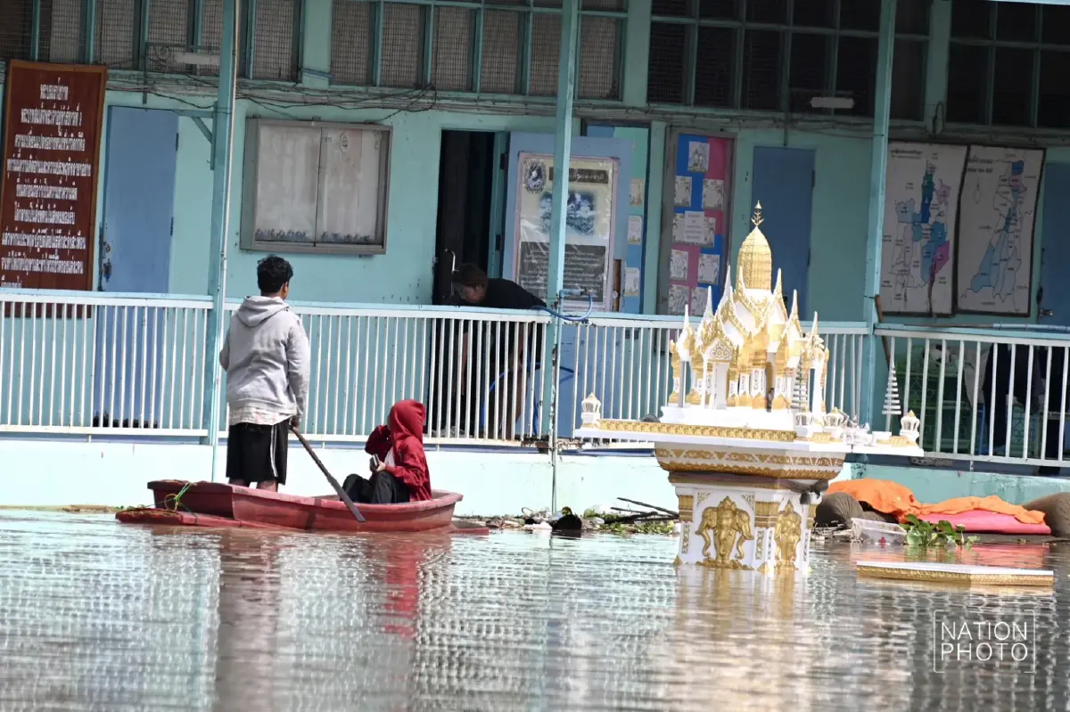 อัปเดต 'น้ำท่วมอยุธยา' ชาวบ้าน ต.หัวเวียง พายเรือมารอต้อนรับ นายกฯ ลงพื้นที่