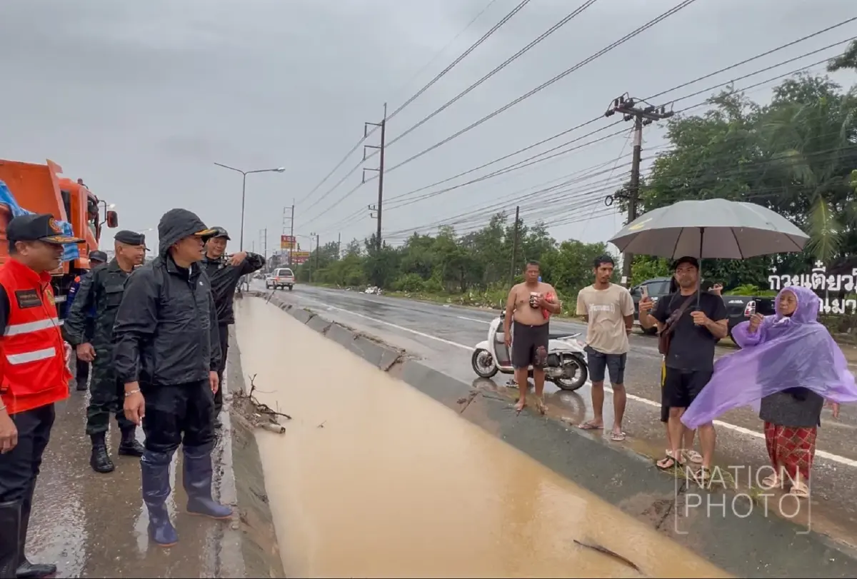 ‘อนุทิน’ ลุย แจกข้าวผู้ประสบภัย ‘น้ำท่วมหาดใหญ่’