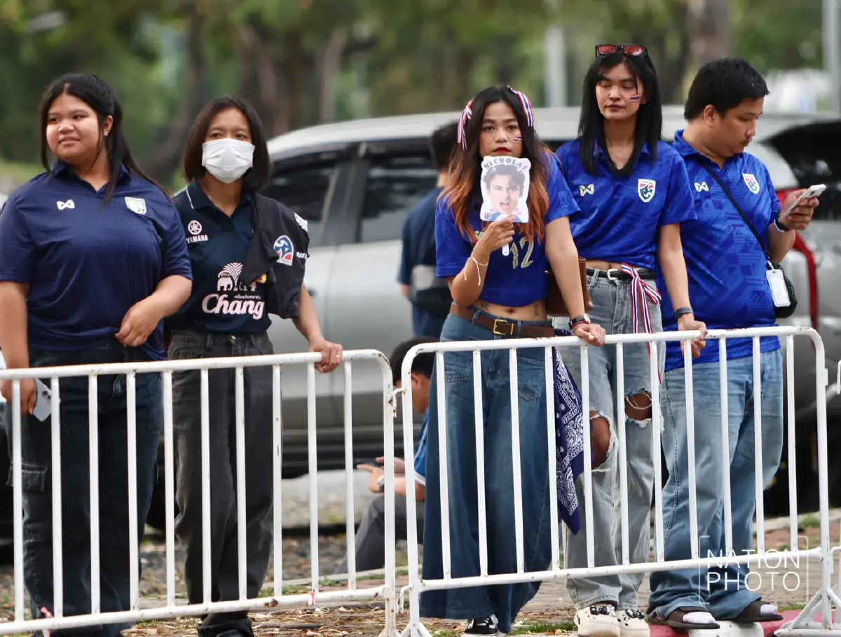 บรรยากาศก่อนศึกคัดเลือกเอเชีย แฟนบอลแห่เชียร์ ไทย พบ สิงคโปร์