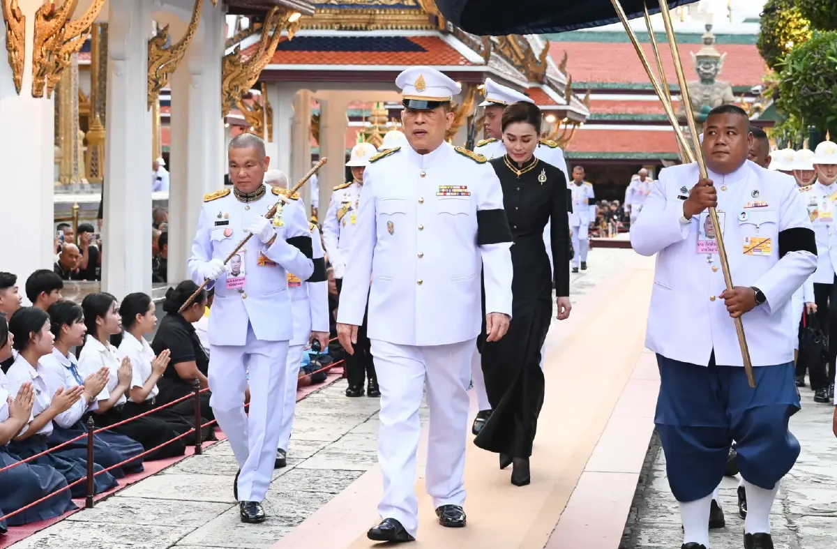 ในหลวง-พระราชินี เสด็จฯ ทรงเปลี่ยนเครื่องทรงฤดูหนาวถวาย 'พระแก้วมรกต'
