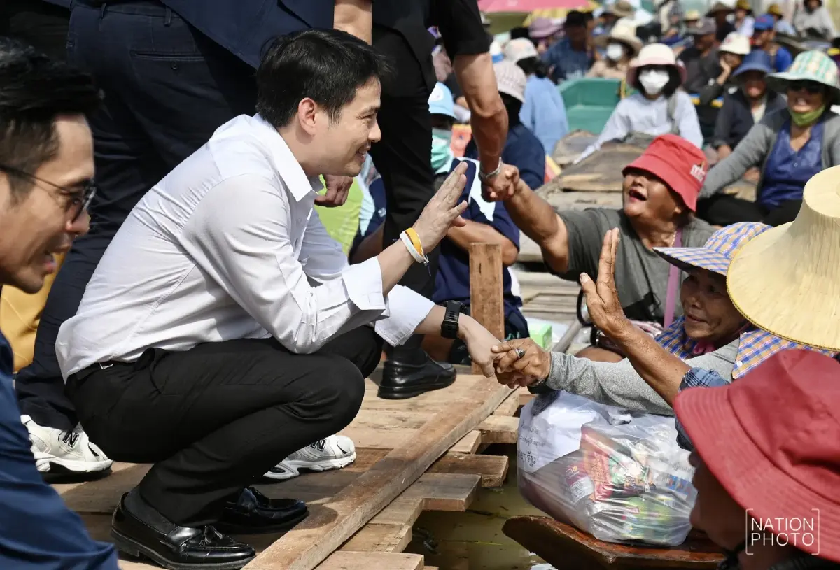 อัปเดต 'น้ำท่วมอยุธยา' ชาวบ้าน ต.หัวเวียง พายเรือมารอต้อนรับ นายกฯ ลงพื้นที่