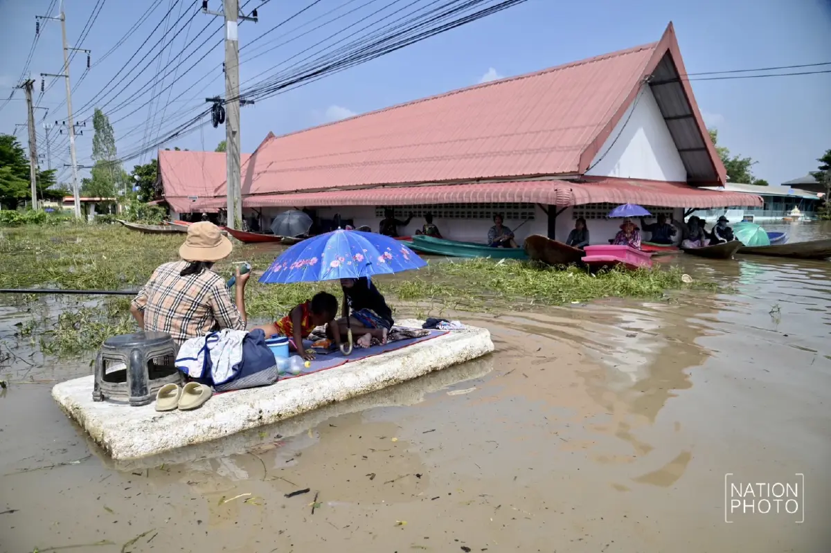 อัปเดต 'น้ำท่วมอยุธยา' ชาวบ้าน ต.หัวเวียง พายเรือมารอต้อนรับ นายกฯ ลงพื้นที่