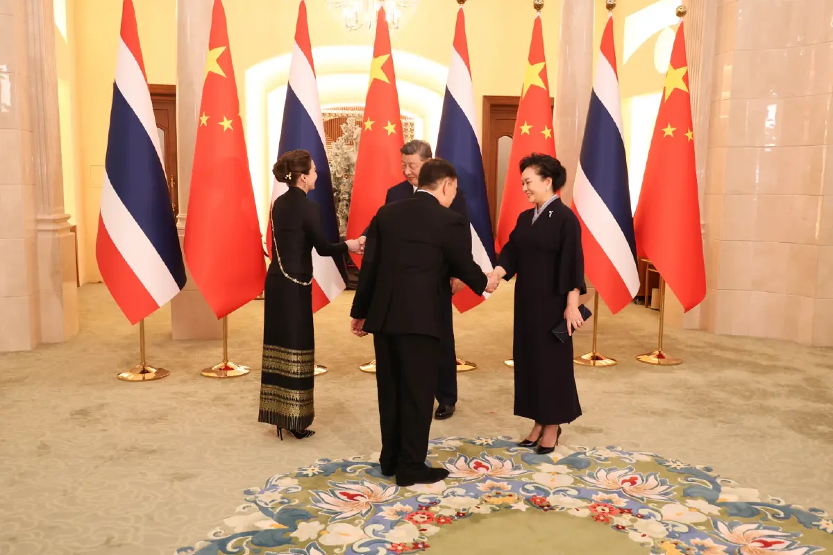 ในหลวง - พระราชินี เสด็จพระราชดำเนินไปในงานเลี้ยงพระกระยาหารค่ำ รัฐบาลจีนจัดถวาย