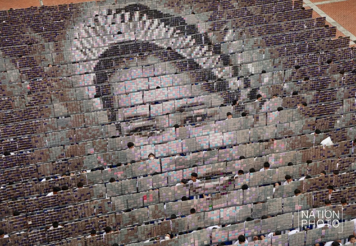 ชาวอัสสัมชัญ แปรอักษร พระบรมราชชนนีพันปีหลวง แสดงความอาลัย