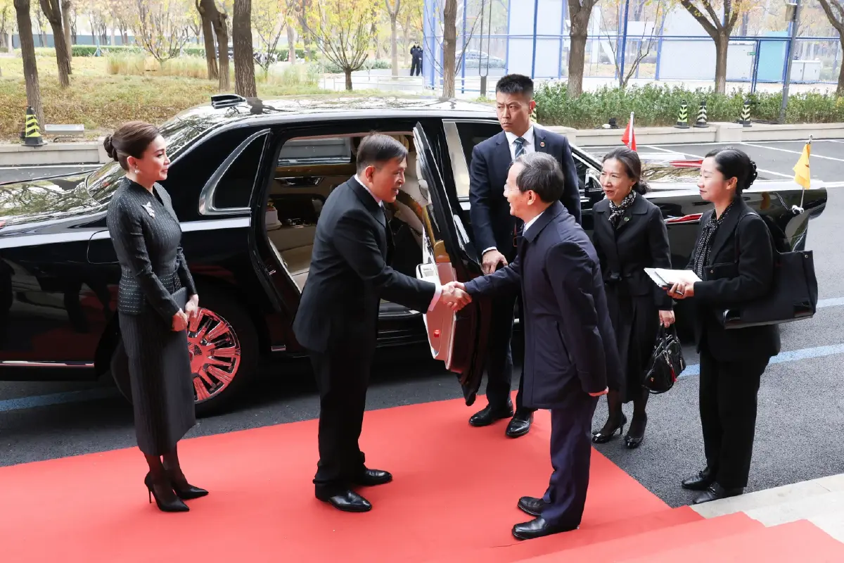 ในหลวง-พระราชินี ทรงสักการะพระพุทธรูปพระศากยมุนี  และพระบรมสารีริกธาตุ (พระเขี้ยวแก้ว) ณ วัดหลิงกวง  กรุงปักกิ่ง
