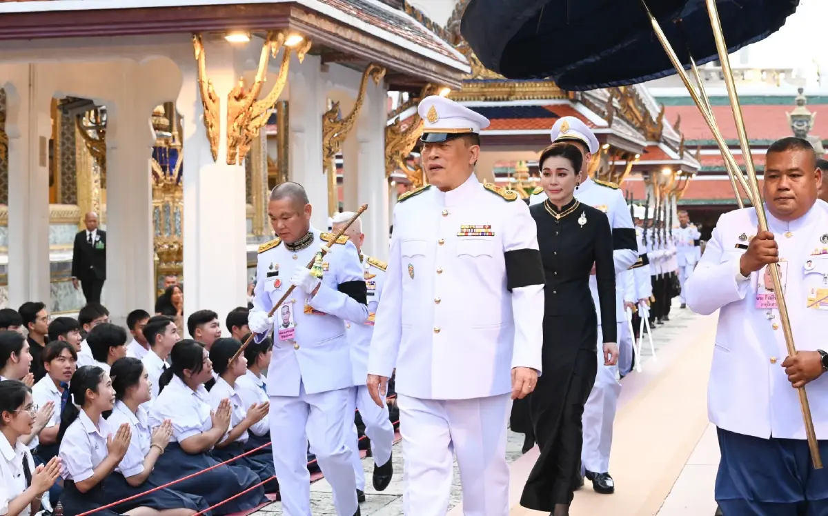 ในหลวง-พระราชินี เสด็จฯ ทรงเปลี่ยนเครื่องทรงฤดูหนาวถวาย 'พระแก้วมรกต'