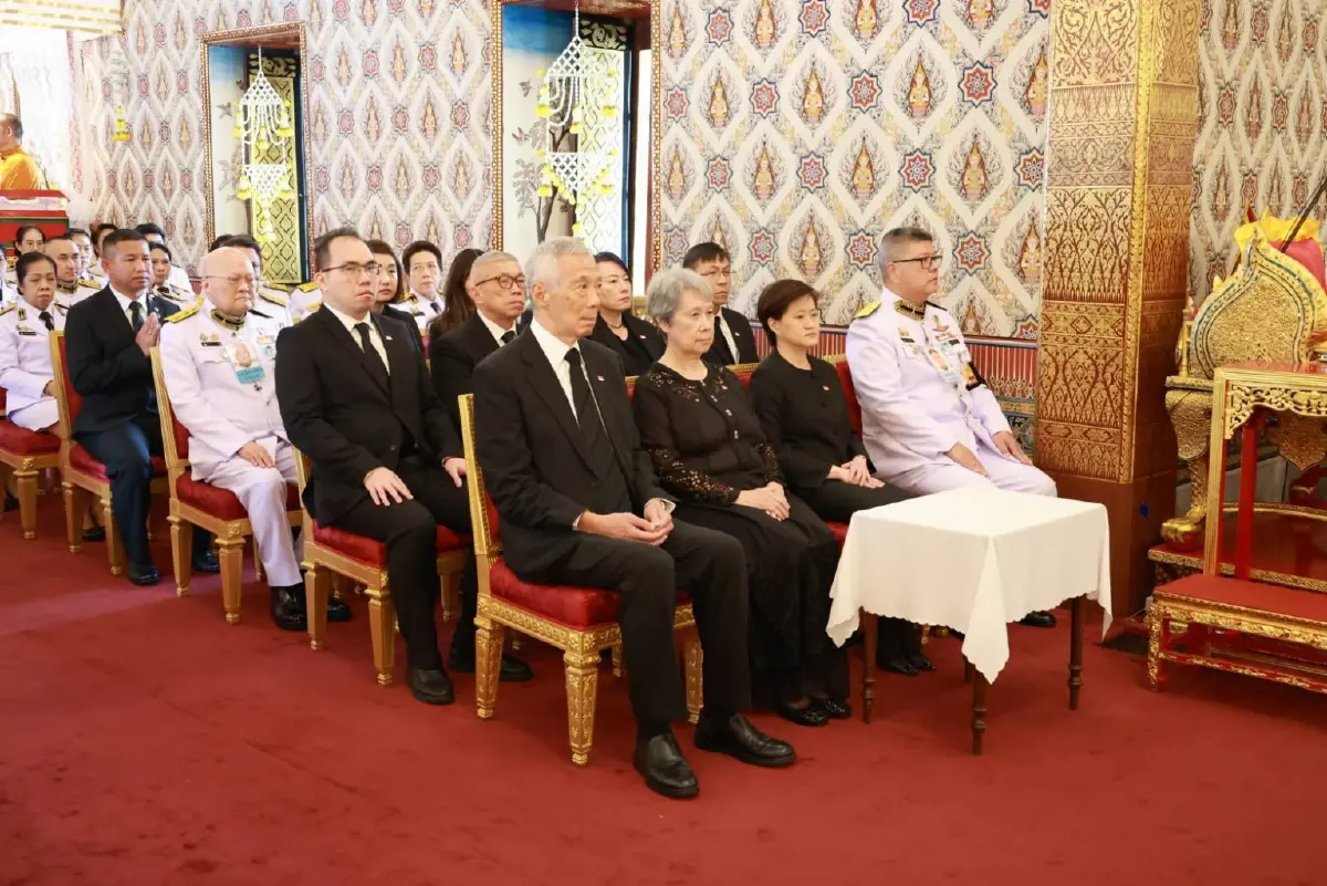 อดีตนายกฯ สิงคโปร์ วางพวงมาลาถวายสักการะพระบรมศพ \'พระพันปีหลวง\'