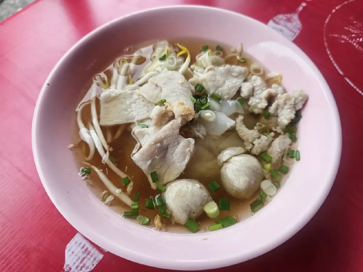 ‘โกบู้รสซิ่ง’ ก๋วยเตี๋ยวต้มยำในตำนาน 50 ปี ซอยนวมินทร์ 8