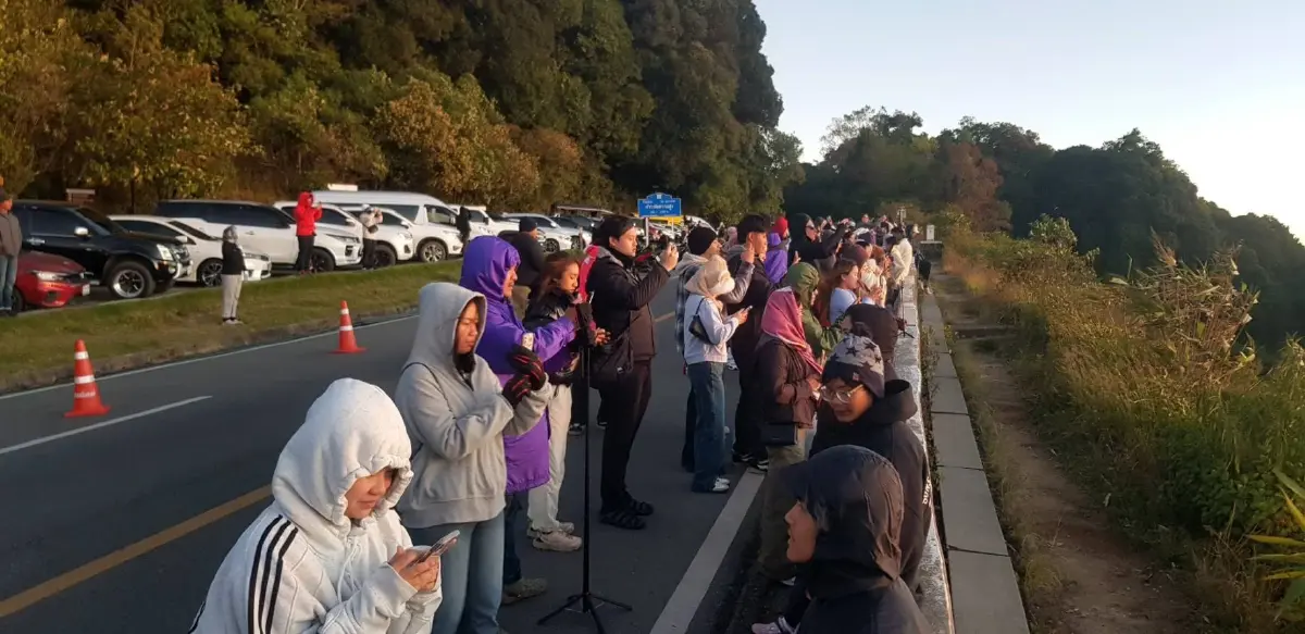 ดอยอินทนนท์ หนาวมาก 2°C นักท่องเที่ยวสัมผัสอากาศหนาว ดูแม่คะนิ้ง