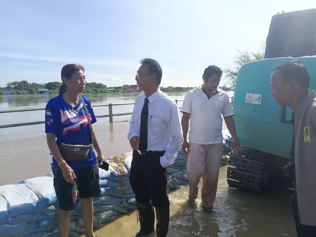 พังแล้ว! คันกั้นน้ำเจ้าพระยา ต.โรงช้าง จ.สิงห์บุรี 300 หลังคาอ่วม