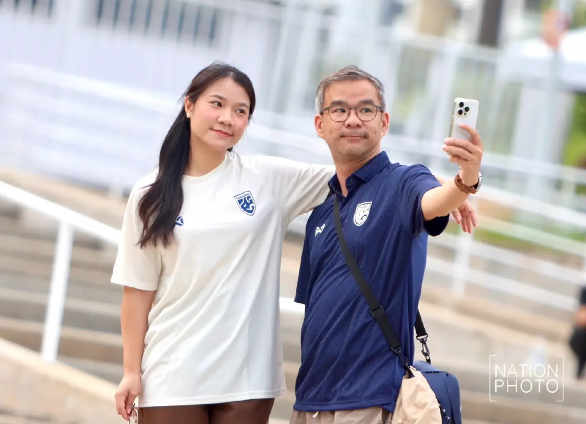 บรรยากาศก่อนศึกคัดเลือกเอเชีย แฟนบอลแห่เชียร์ ไทย พบ สิงคโปร์