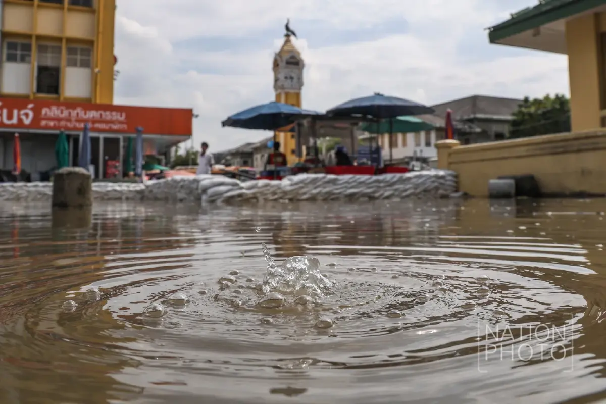 เจ้าพระยาล้นตลิ่ง เร่งเสริมกระสอบทราย 'ท่าน้ำนนท์' น้ำทะเลหนุน