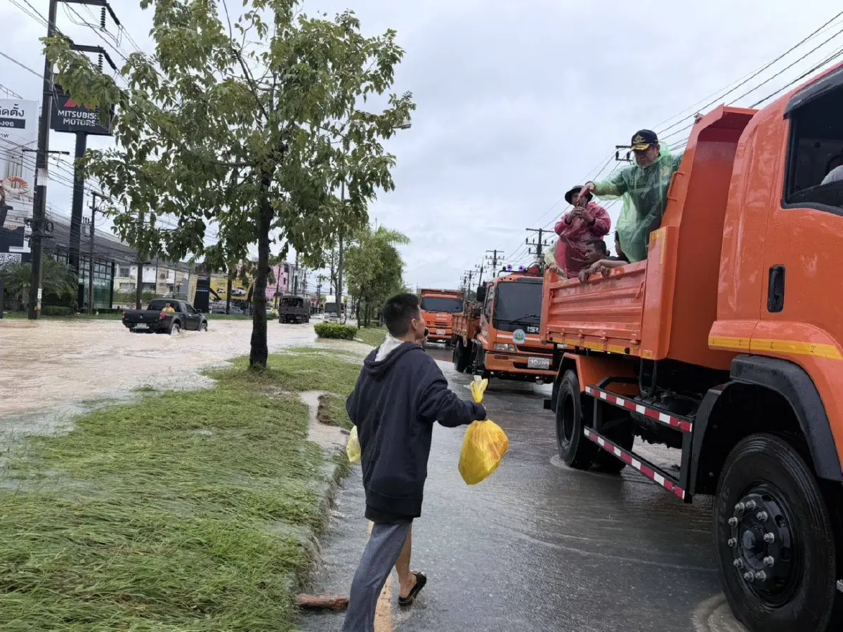 'ธรรมนัส' ลุยฝนช่วยน้ำท่วมหาดใหญ่ ดูการระบายน้ำ สั่งฟื้นฟู รร.หลังน้ำลด