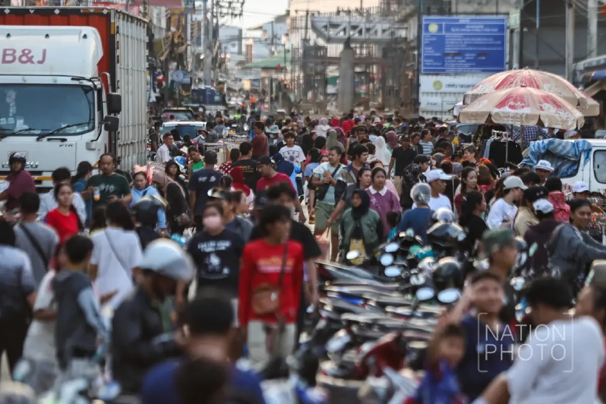 น้ำท่วมคลี่คลาย พ่อค้า-แม่ค้าหาดใหญ่ ขนสินค้าน้ำท่วม ขายราคาถูก