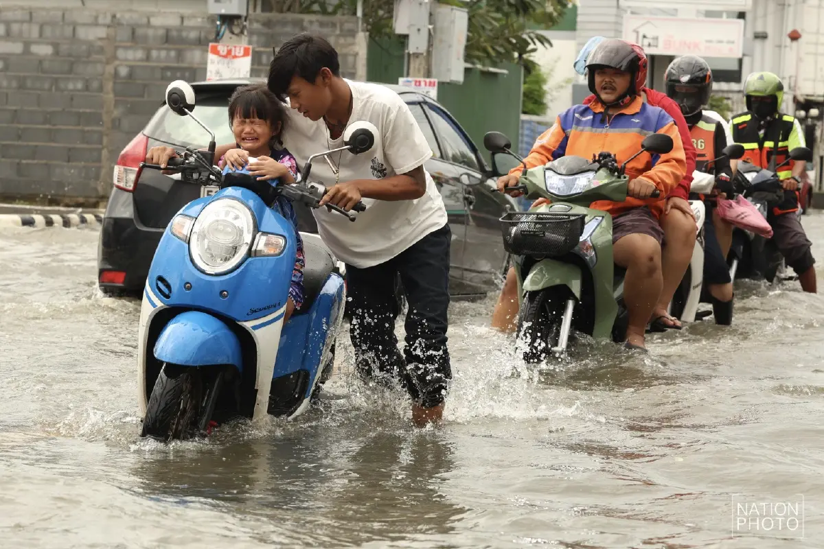 ฝนถล่มกรุง! ดอนเมืองน้ำยังท่วมขัง ถนนสรงประภา น้ำยังท่วมขัง
