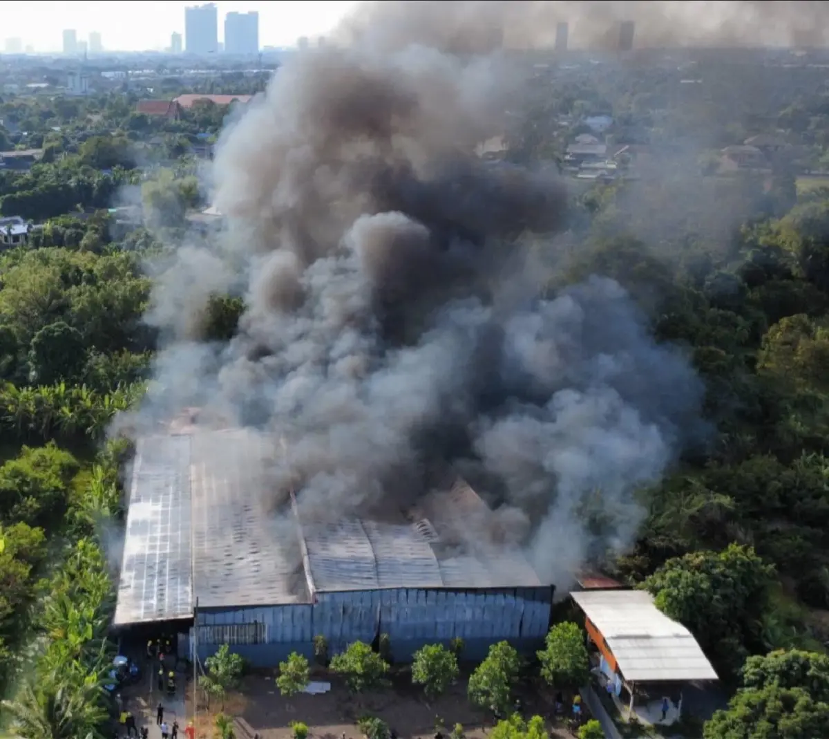 ด่วน! ไฟไหม้อู่ซ่อมรถ นนทบุรี รถยนต์เสียหายหลายคัน เร่งดับเพลิง