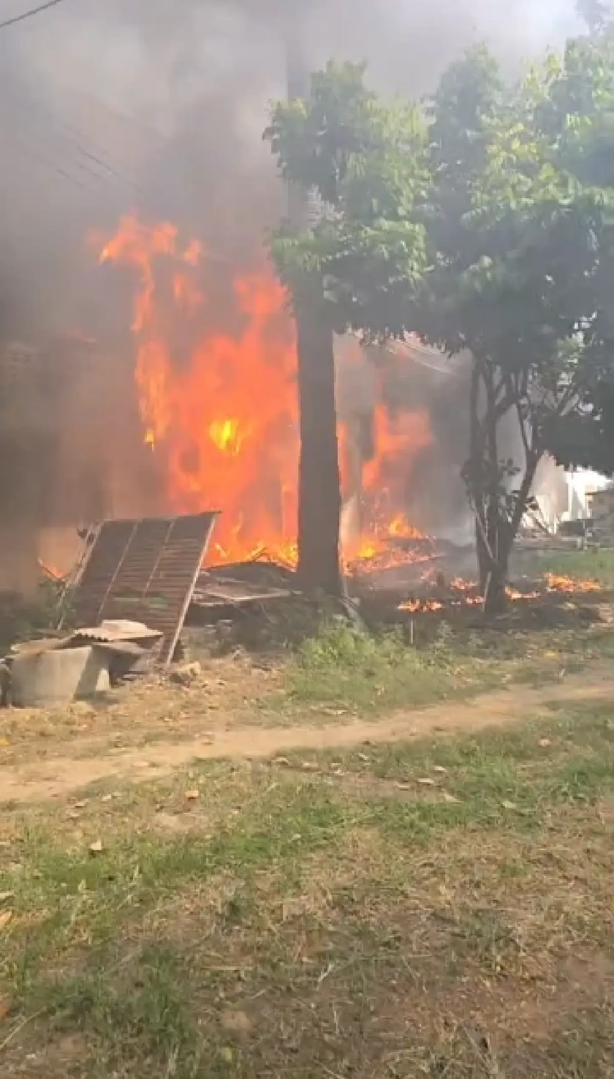 ด่วน! ไฟไหม้วัดดัง เพชรบุรี ต้นเพลิงเป็นกุฏิพระ อาคารไม้ทั้งหลัง