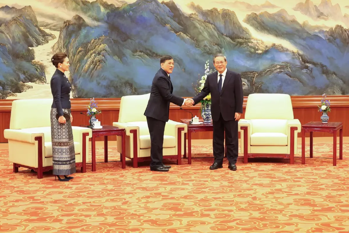 ในหลวง-พระราชินี เสด็จฯ มหาศาลาประชาชน สี จิ้นผิง-ภริยา เฝ้าฯ รับเสด็จ