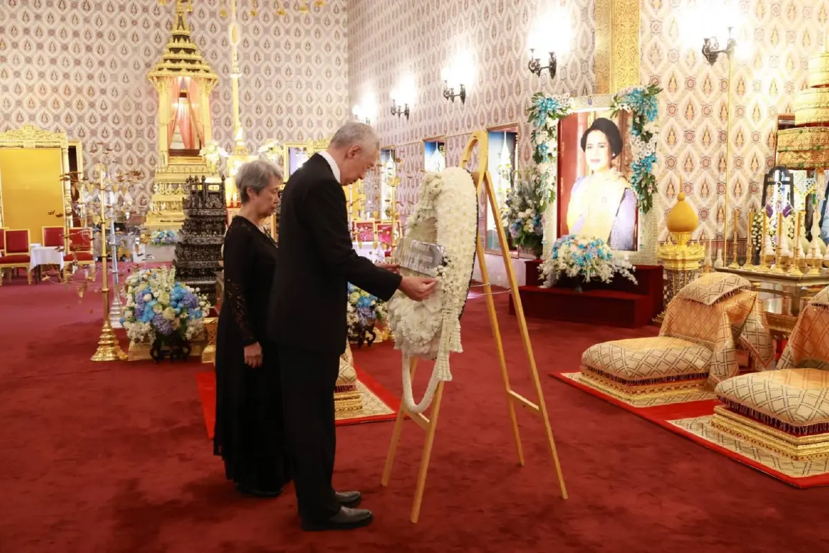 อดีตนายกฯ สิงคโปร์ วางพวงมาลาถวายสักการะพระบรมศพ \'พระพันปีหลวง\'