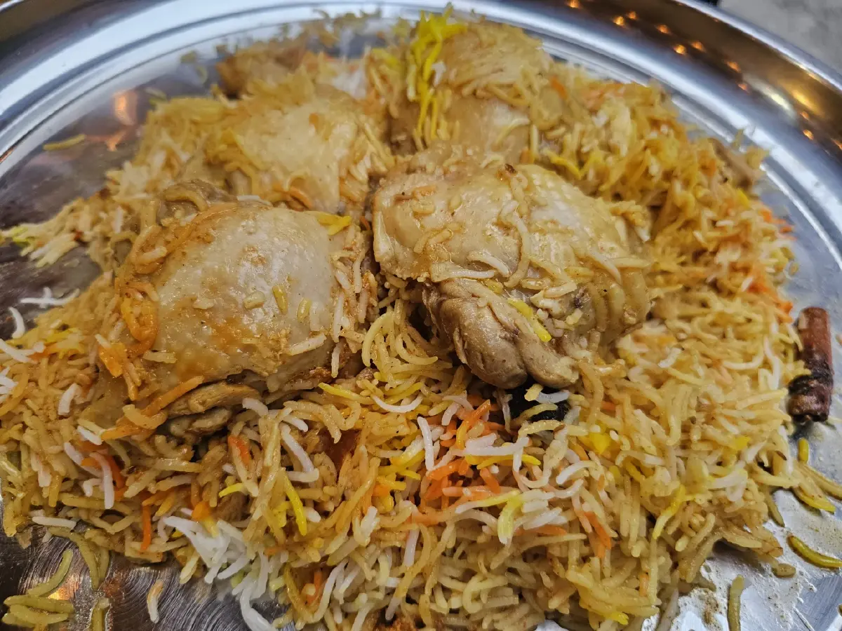 ‘ข้าวหมกอาหรับคว่ำหม้อ’ อร่อย ไร้เทียมทานใน ‘ย่านพัฒนาการ 40’