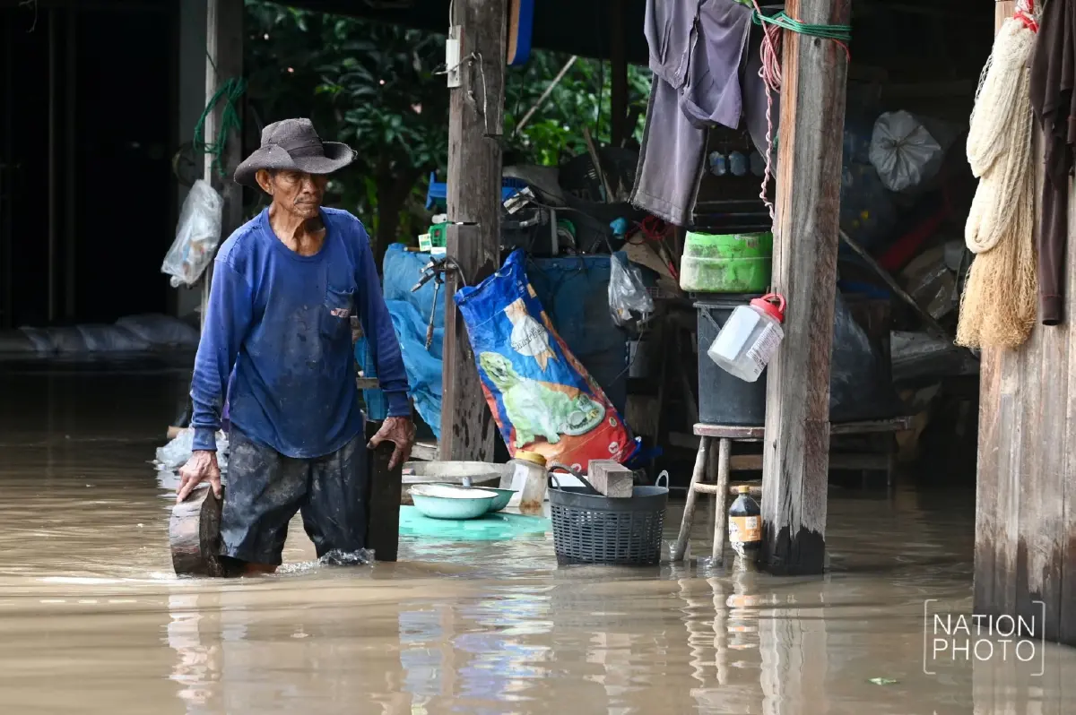 คันกั้นน้ำแตก อยุธยาอ่วม น้ำเจ้าพระยาทะลักท่วม เตือนที่ลุ่มต่ำยกของขึ้นที่สูง