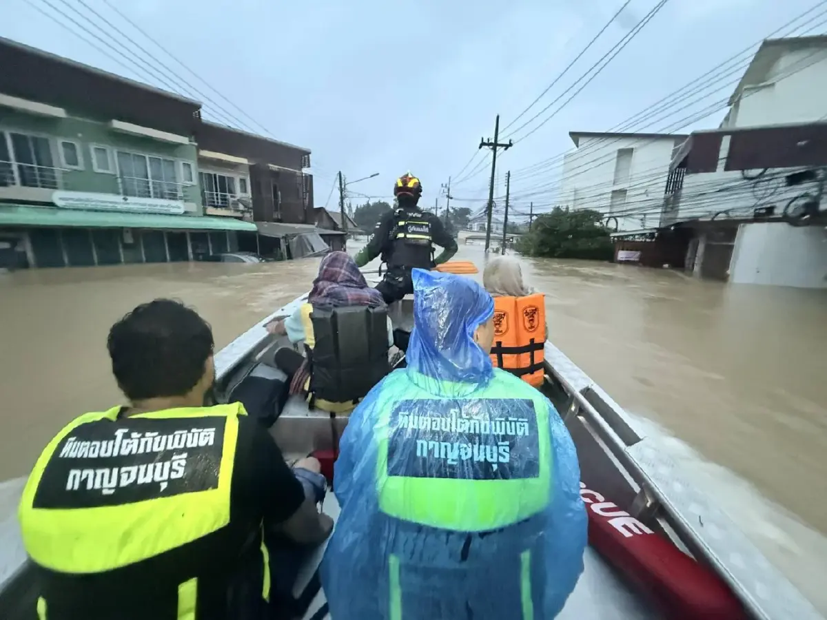 'มาดามหยก' ส่ง ทีมอินดี้ร่วมจิตอาสา จัดเรือ สปีดโบ๊ท เจสกี ช่วยน้ำท่วมหาดใหญ่