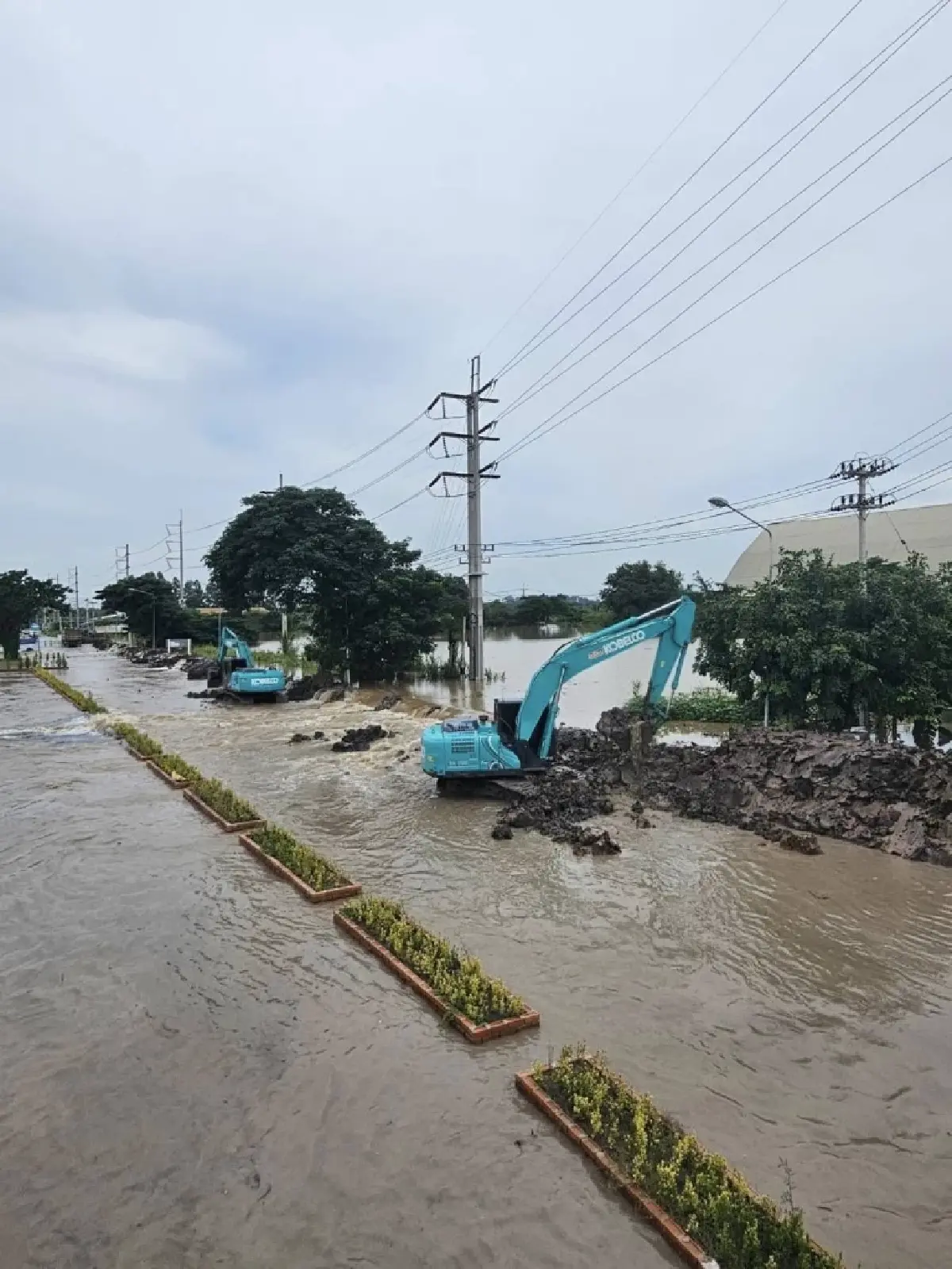 อพยพด่วน! คันดินแตกแล้ว น้ำเจ้าพระยา ไหลทะลักชุมชนป่าโมก อ่างทอง