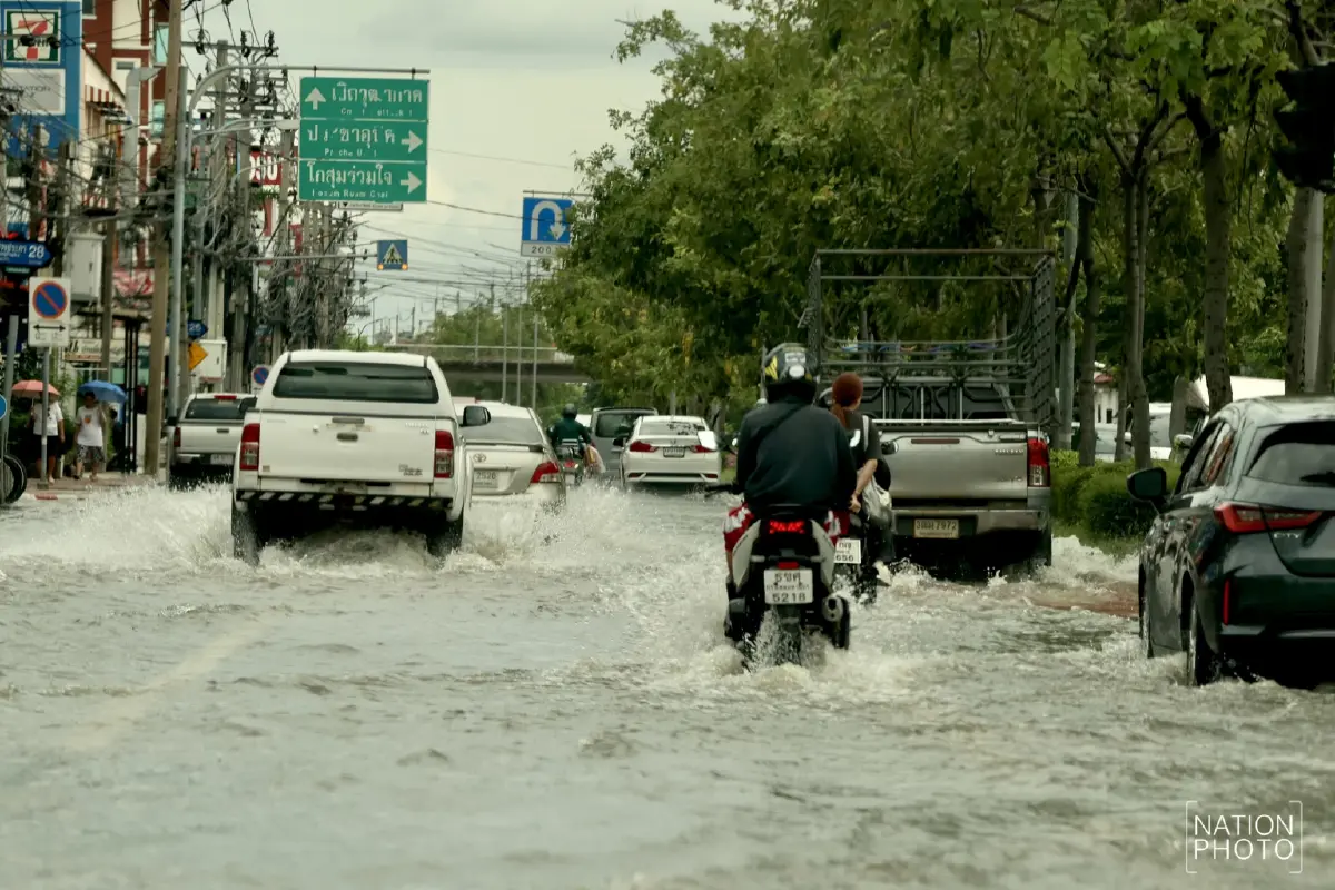 ฝนถล่มกรุง! ดอนเมืองน้ำยังท่วมขัง ถนนสรงประภา น้ำยังท่วมขัง