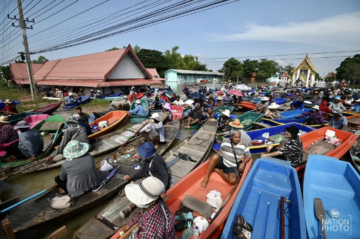 อัปเดต 'น้ำท่วมอยุธยา' ชาวบ้าน ต.หัวเวียง พายเรือมารอต้อนรับ นายกฯ ลงพื้นที่