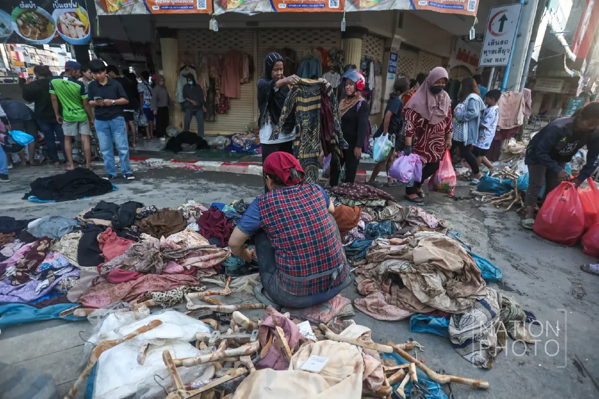 น้ำท่วมคลี่คลาย พ่อค้า-แม่ค้าหาดใหญ่ ขนสินค้าน้ำท่วม ขายราคาถูก