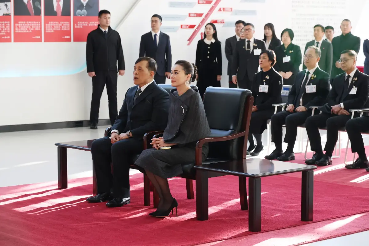 ในหลวง-พระราชินี ทอดพระเนตรศูนย์พัฒนาเทคโนโลยีและทรัพยากรด้านการศึกษา