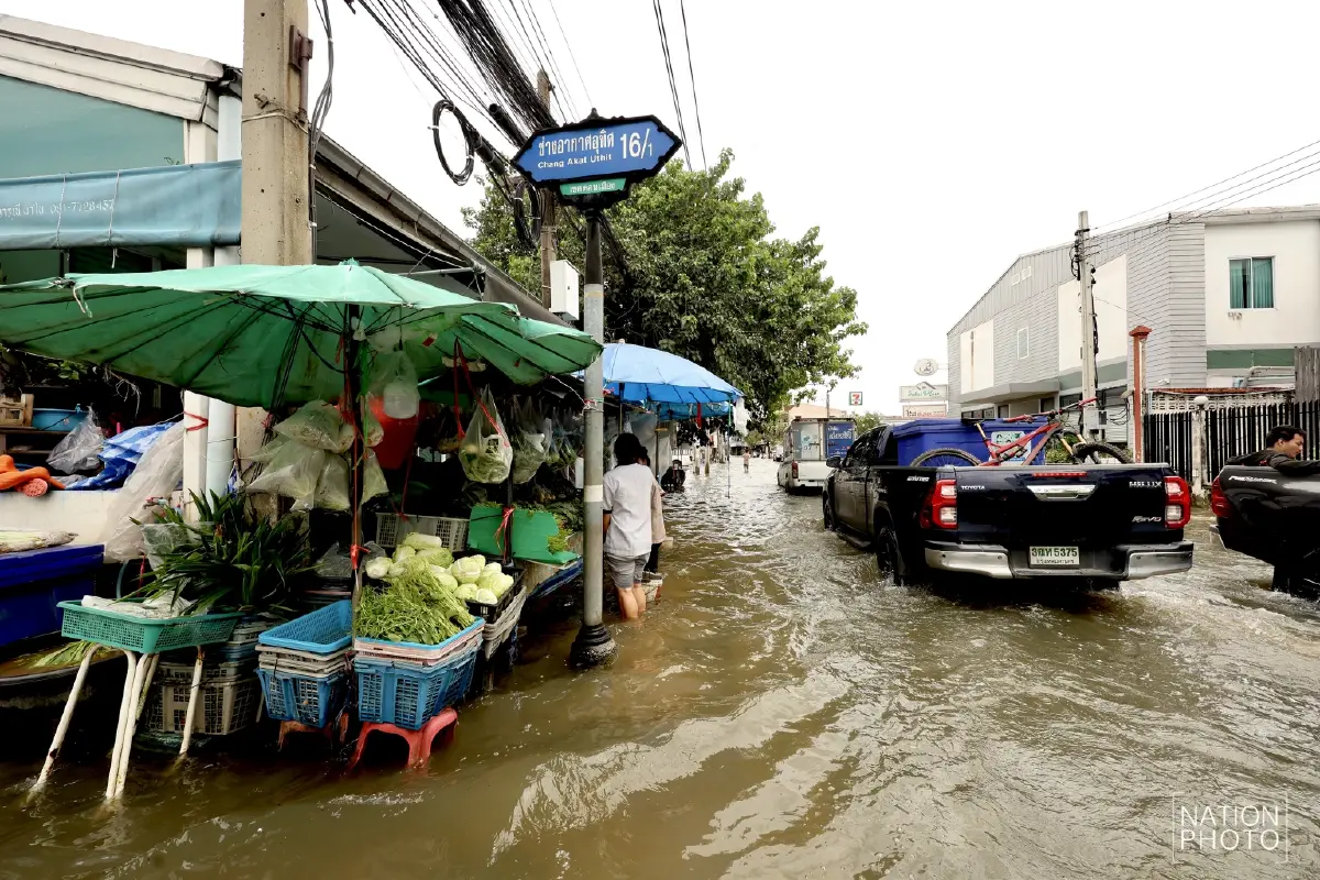 ฝนถล่มกรุง! ดอนเมืองน้ำยังท่วมขัง ถนนสรงประภา น้ำยังท่วมขัง