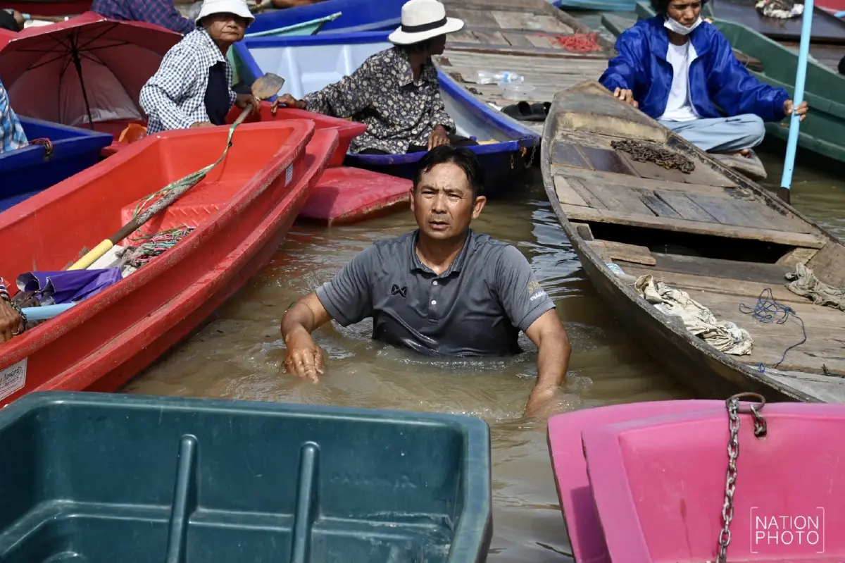 อัปเดต 'น้ำท่วมอยุธยา' ชาวบ้าน ต.หัวเวียง พายเรือมารอต้อนรับ นายกฯ ลงพื้นที่